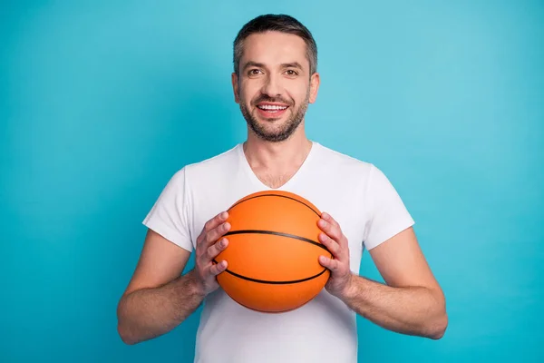 Close-up retrato de sua agradável atraente desportivo bem sucedido alegre barbudo cara vestindo tshirt jogando basquete isolado sobre brilhante brilho vívido cor azul vibrante fundo — Fotografia de Stock