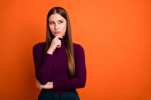 Foto de mente pensativa menina toque nas mãos do queixo olhar copyspace pensar pensamentos perguntar resposta difícil pergunta desgaste pulôver isolado sobre cor vibrante fundo — Fotografia de Stock