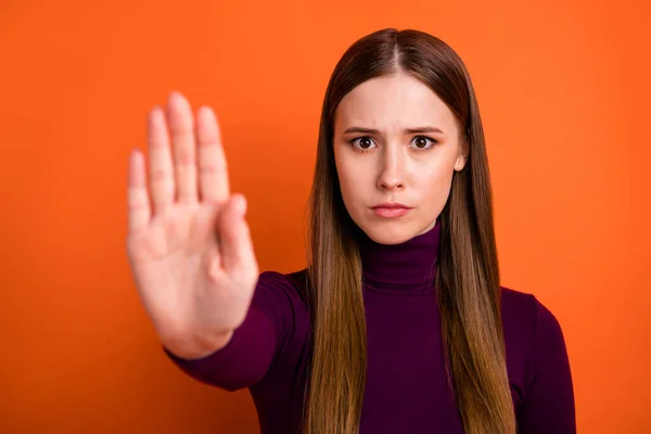 No te muevas. Serious confiado chica estricta de la mano signo de bloqueo de palma manera rechazar disentir solución desgaste buen aspecto suéter aislado sobre fondo de color vibrante —  Fotos de Stock