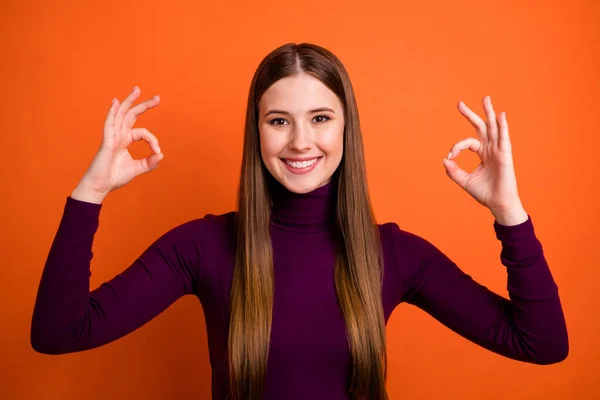 긍정적 이고 명랑 한 소녀의 사진, 좋은 사인을 즐기는 훌륭 한 광고 프로모션 보라색 겨울 라이프 스타일 스웨터를 밝은 색 배경 위에 분리 — 스톡 사진
