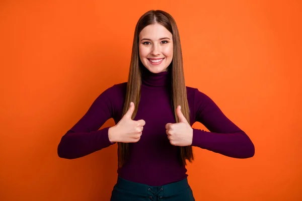 Foto di positivo ragazza promoter spettacolo thumbup simbolo godere di eccellenti annunci ideali promozione usura viola maglione isolato su brillante brillantezza colore sfondo — Foto Stock