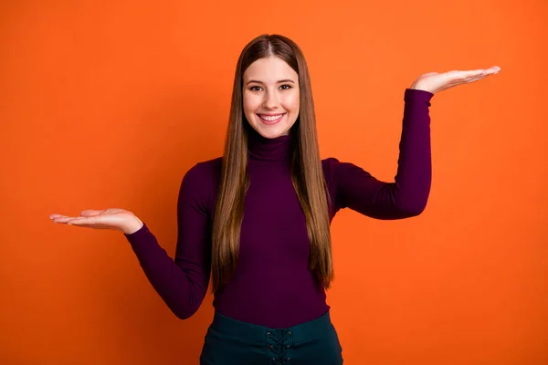 Foto di positivo ragazza promotore tenere la mano misura confrontare annunci promozione vendita sconti opzione indossare maglione viola isolato su sfondo colore lucentezza — Foto Stock