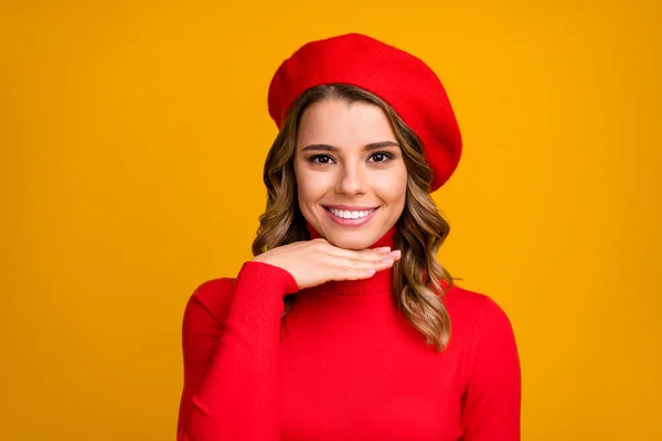 Close-up ritratto di lei lei bella attraente bella allegra allegra ragazza dai capelli ondulati alla moda mostrando pelle perfetta isolata su brillante brillantezza vivace colore giallo sfondo — Foto Stock