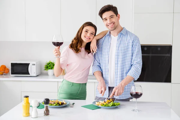 Portrait de son il elle deux jolies jolies épouses gaies passer une journée romantique idyllique manger plat domestique restaurant boire du vin dans la lumière blanc intérieur cuisine maison appartement — Photo