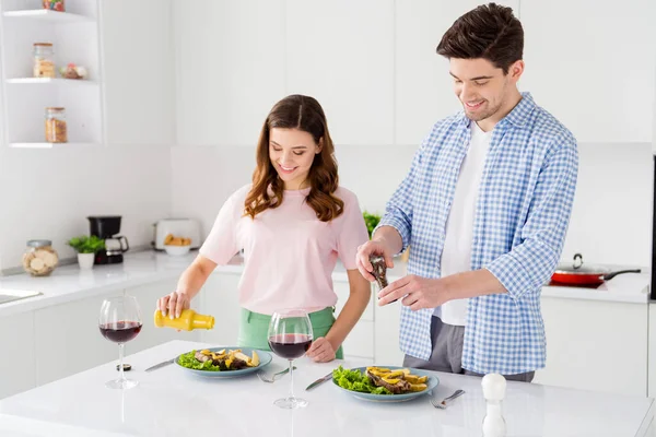 Porträtt av två personer har dröm harmoni 14-februari kväll man krydda hemlagad grill tallrik flicka senap flaska njuta gourmet lunch middag i kök hus inomhus — Stockfoto