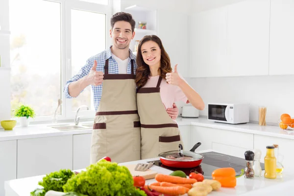 Två personer romantiska par älskare kock gourmet man kvinna njuta hobby helg beredning välsmakande måltid middag godkänna visa tummen upp skylt i kök hus inomhus — Stockfoto