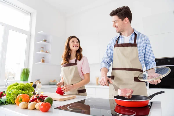 Porträtt av två trevliga glada glada glada makar matlagning professionell inhemska läckra smaskiga måltid restaurang i ljus vit interiör kök hus lägenhet inomhus — Stockfoto