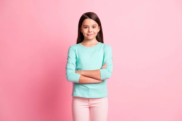 Foto retrato de linda niña hispana dulce sonriendo con las manos cruzadas aisladas sobre fondo de color rosa — Foto de Stock
