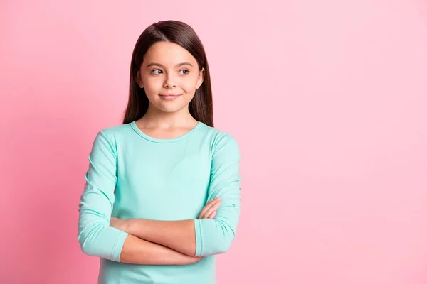 Retrato de ella ella agradable atractivo bastante encantador alegre pensativo de pelo largo chica brazos cruzados mirando a un lado copia vacío espacio en blanco lugar aislado sobre rosa pastel color fondo — Foto de Stock