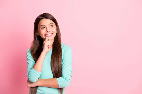 Retrato de ella ella agradable atractiva mente bonita inteligente alegre alegre chica de pelo largo creando nueva solución exagerando espacio de copia anuncio aislado sobre rosa pastel color fondo — Foto de Stock