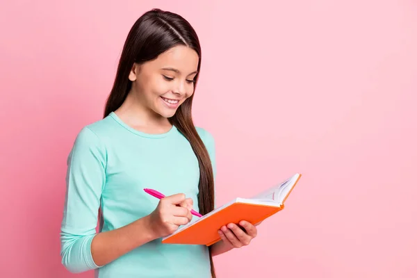 Foto de bonito muito pequeno inteligente latino senhora longo penteado braços segurar laranja diário roxo caneta escrever notas dente sorriso desgaste turquesa teal sweatshirt isolado cor rosa fundo — Fotografia de Stock