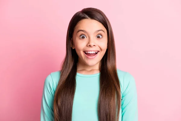 Close-up portret van haar ze mooi uitziende aantrekkelijke vrij mooie vrolijke vrolijke blij langharig meisje goed nieuws reactie geïsoleerd over roze pastel kleur achtergrond — Stockfoto