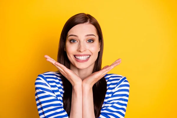 Kijk perfect sterke tanden glimlach concept. Positieve vrolijke demonstreren handen gezicht aanbevelen medische tandarts centrum dragen trendy kleding geïsoleerde glans kleur achtergrond — Stockfoto