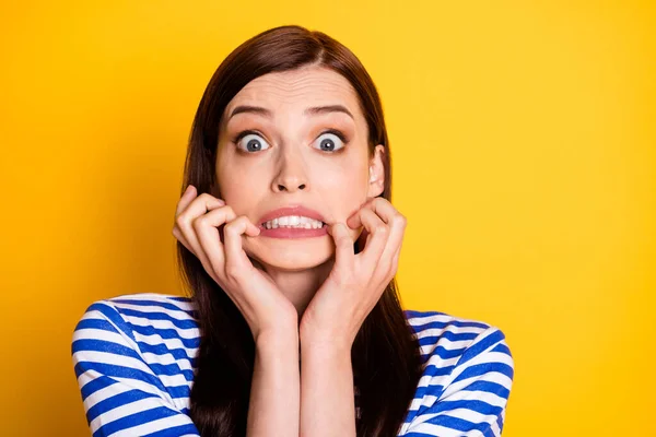 Retrato de frustrada desesperación ansiosa chica morder sus dedos uñas miedo coronavirus pandemia desgaste elegante ropa de moda aislado sobre brillo color fondo —  Fotos de Stock