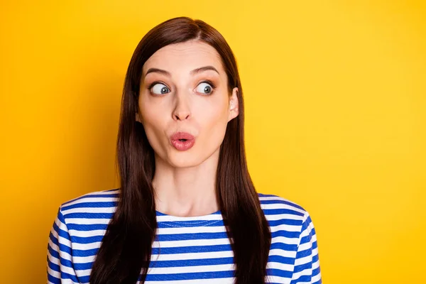 Retrato de chica asombrada escuchar chismes mirada estupor copyspace desgaste a rayas ropa aislada sobre fondo de color vivo —  Fotos de Stock