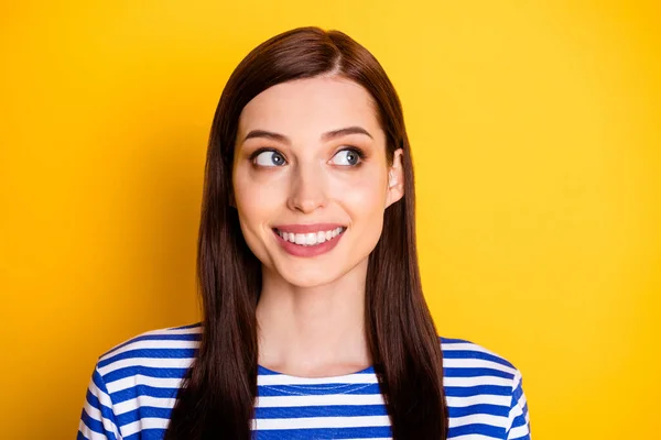 Nahaufnahme Foto von attraktiven schönen entzückenden Mädchen aussehen Kopierraum zahmes Lächeln tragen gestreifte Outfit isoliert über lebendigen Farbhintergrund — Stockfoto