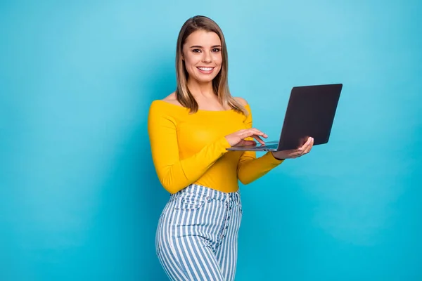 Πορτρέτο της αυτή όμορφη εμφάνιση ελκυστική όμορφη γοητευτικό εξειδικευμένο χαρούμενο χαρούμενο χαρούμενο κορίτσι κρατώντας στα χέρια φορητό υπολογιστή εργασίας σε απευθείας σύνδεση web που απομονώνονται σε φωτεινό ζωντανό λαμπερό φόντο μπλε χρώμα — Φωτογραφία Αρχείου