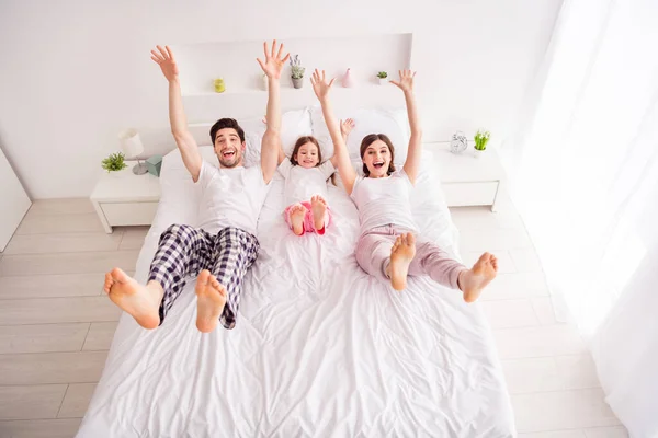 Foto keluarga bahagia bertelanjang kaki ibu anak perempuan berbohong lembar suasana hati yang baik bersenang-senang menghabiskan bersama-sama karantina akhir pekan mengangkat kaki lengan isolasi diri anak kamar tidur di dalam ruangan — Stok Foto