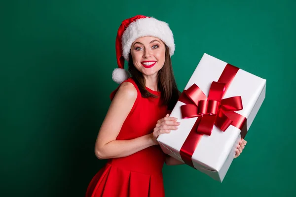 Fotografie pozitivní docela okouzlující dívka v Santa Claus čepice získat magický zázrak víla dárek box x-mas Vánoce novoroční strana nosit sukně izolované tmavě zelené barvy pozadí — Stock fotografie