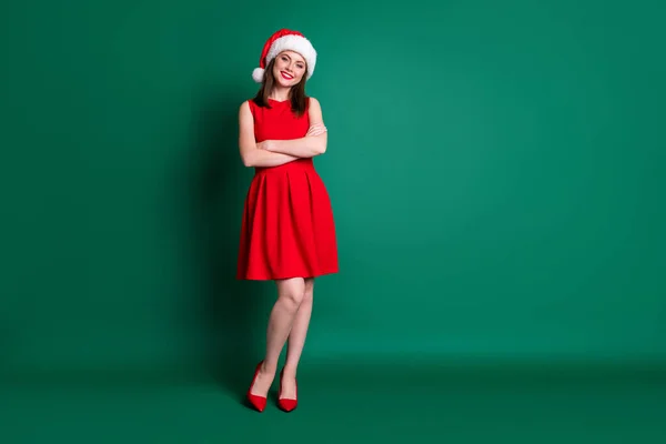 Фотографія повного розміру привабливої леді готова новорічна корпоративна вечірка 2021 року опівнічний сезон герби схрещені дзеркало відображення носіння шапки Санта червона міні-сукня костюм ізольований зелений колір фону — стокове фото