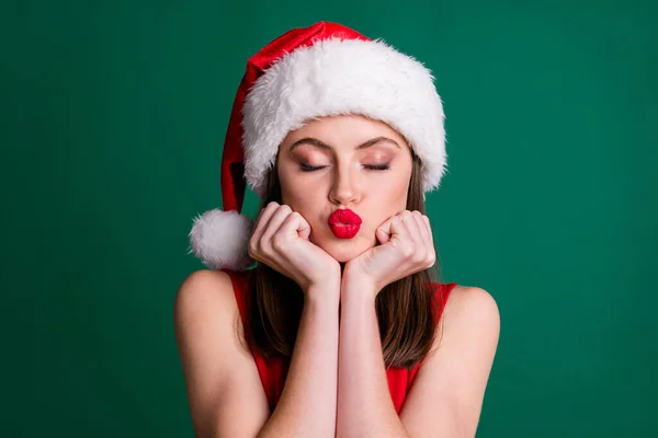 원문 기사보기 매력적 이고 매력적 인 매력적 인 빨간 포마드 팔 광대뼈 크리스마스 몽상가의 분위기를 담은 키스가 산타 모자를 쓰고 청록색 파스텔 색 배경을 갖추고 싶어 지게 한다 — 스톡 사진