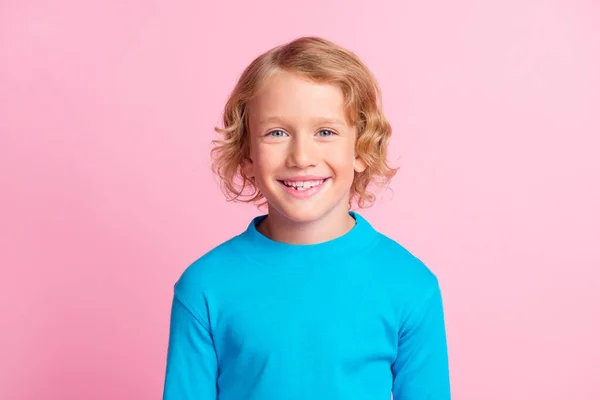 Foto de adorável criança pequena de raios de dentes sorrindo desgaste azul gola alta isolado pastel cor-de-rosa fundo — Fotografia de Stock
