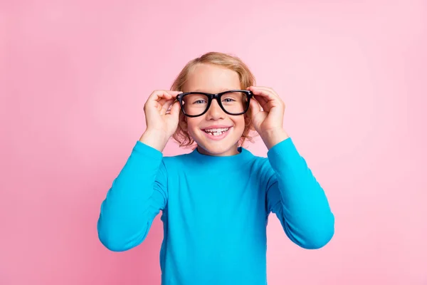 Foto av små skolbarn händer ta bort hold glasögon bära specs blå polotröja isolerad pastell rosa färg bakgrund — Stockfoto