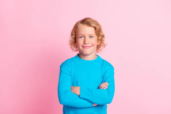 Zdjęcie małego chłopca składane ramiona pewny siebie wygląd aparat nosić niebieski golf odizolowany pastelowy różowy kolor tło — Zdjęcie stockowe