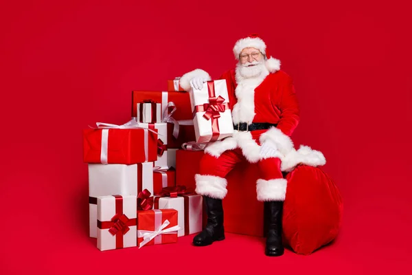 Full length body size view of beautiful cheapy Santa packing shop order delivery stack giftboxes delivery client service απομονωμένο φωτεινό έντονο κόκκινο χρώμα φόντο — Φωτογραφία Αρχείου