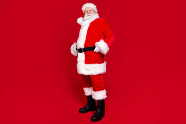 全长体形侧面看他漂亮迷人英俊的胖胖的圣诞老人穿着冬季装新年装束孤立明亮鲜亮的红色底色 — 图库照片