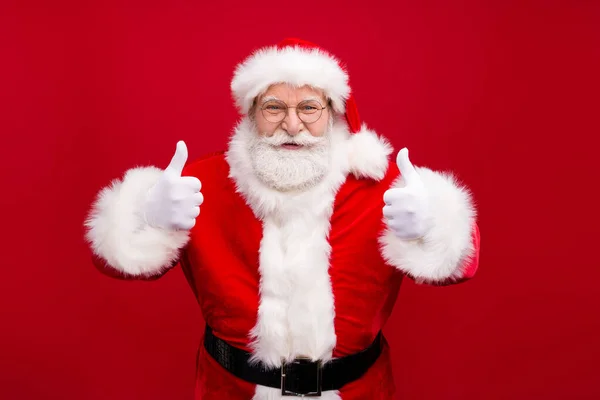 Portret van zijn hij mooi knap aantrekkelijk vrolijk inhoud overgewicht blij bebaarde Santa vader tonen twee dubbele thumbup advertentie ad geïsoleerd helder levendig glans levendige rode kleur achtergrond — Stockfoto