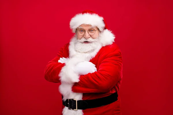 Ritratto del suo bel bello attraente allegro contenuto allegro sovrappeso contento barbuto Babbo Natale indossa festale caldo cappotto braccia piegate isolato luminoso vivido brillare vibrante colore rosso sfondo — Foto Stock