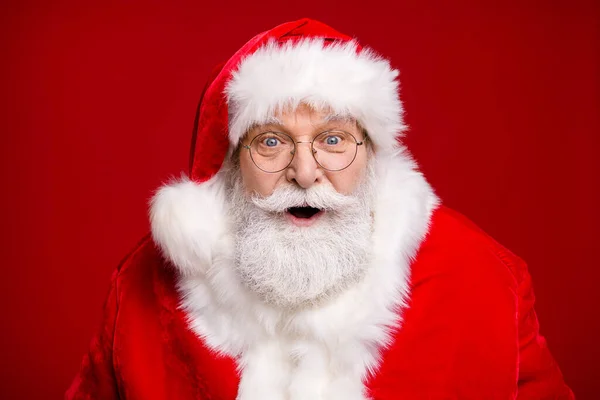 Photo de retraité vieux homme barbe grise bouche ouverte regard excité voir magique nouvelle année créature faire vœu apporter atmosphère porter santa costume manteau lunettes coiffure isolé couleur rouge fond — Photo