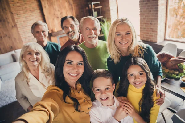 Portret de închidere fotografie de familie completă adunarea opt persoane îmbrățișare ține mâinile termina cina face trage selfie memorabil minunat imagine generație în camera de zi de seară acasă în interior — Fotografie, imagine de stoc