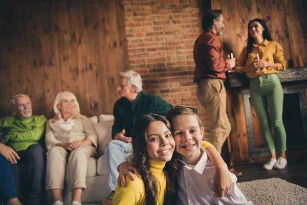 Foto van het hele gezin zeven mensen verzamelen twee kleine kinderen omarmen grootouders communiceren ouders drinken sprankelende wijn zitbank generatie in huis 's avonds woonkamer binnen — Stockfoto