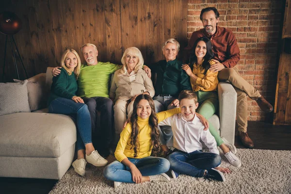 Tam aile fotoğrafı. Sekiz insan kucaklaşıyor. Mutlu sezon arkadaşlığı. İki küçük çocuk halı. — Stok fotoğraf