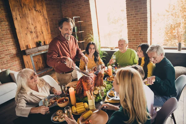 Porträt von schönen attraktiven fröhlich liebenswert Familie Eltern Großeltern Enkel genießen festliche Mittagessen benutzerdefinierte Gelegenheit Schneiden Putenernte Herbst auf modernen Loft Ziegel industriellen Interieur — Stockfoto