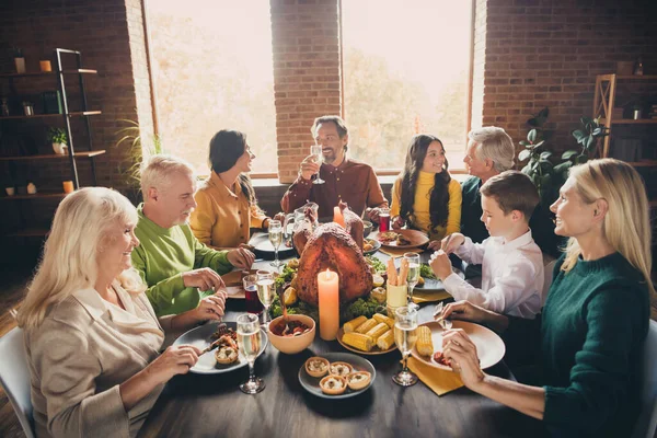 素敵な魅力的な陽気な家族の肖像祖父母の孫は、現代のロフトレンガ工業インテリアでおいしいおいしいお祭りの食事の機会をお祝いして会う — ストック写真