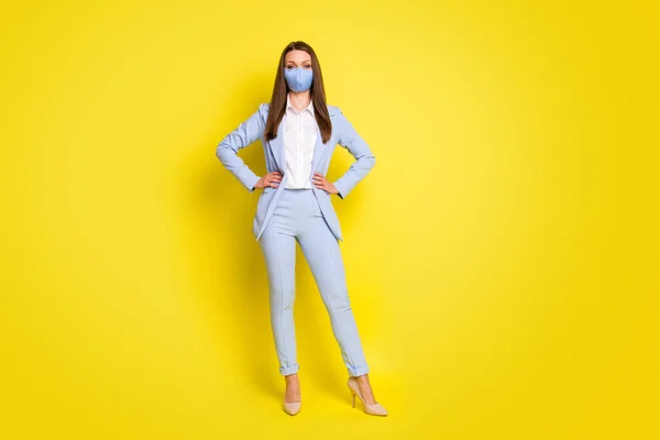 Comprimento total foto chefe líder menina don t medo trabalho escritório covid quarentena tem respiração máscara colocar as mãos cintura desgaste azul blazer calças de salto alto isolado brilhante brilho cor fundo — Fotografia de Stock