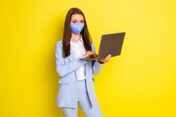 Φωτογραφία της επιτυχίας ιδιοκτήτης εταιρείας αφεντικό κυρία στην αναπνευστική μάσκα εργασίας απομακρυσμένη χρήση φορητό υπολογιστή δακτυλογράφηση email φορούν μπλε σακάκι παντελόνι σακάκι απομονώνονται πάνω από φωτεινό χρώμα λάμψη φόντο — Φωτογραφία Αρχείου