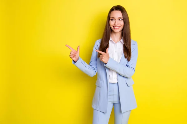 Pozitif kız pazarlamacı uzmanının fotoğrafı işaret parmağı telif alanı şirket reklamlarının parlak renkli arka planda izole edilmiş şık ceket giydiğini gösteriyor. — Stok fotoğraf