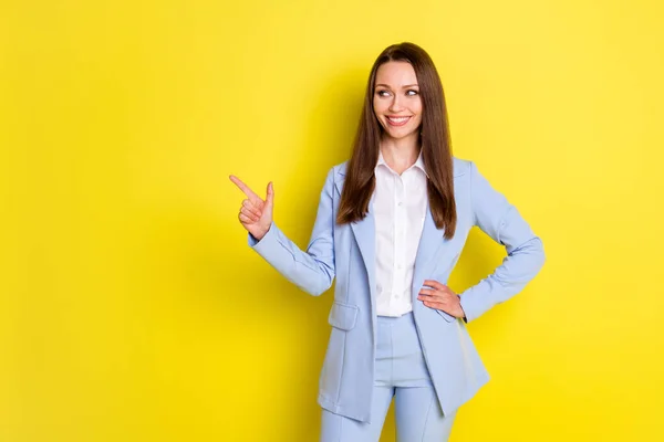 Zdjęcie pozytywne pewny właściciel firmy dziewczyna punkt wskazujący palcem Copyspace wskazują reklamy biznesowe promo nosić stylowe modne spodnie kurtka izolowane na jasny połysk kolor tła — Zdjęcie stockowe