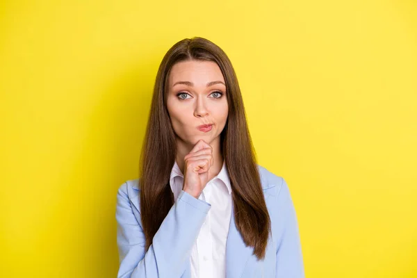 사업 전문가는 턱을 만지는 여성이라는 개념을 선택 합니다. 카메라를 보면 회사의 근로 해결책은 밝은 색 배경에 분리 된 파란색 양복을 입는 것으로 생각 합니다. — 스톡 사진