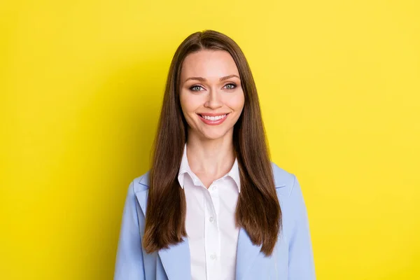 Foto de buen humor chica empresa propietario jefe look en cámara disfrutar de trabajo desgaste traje azul aislado sobre fondo de color brillante —  Fotos de Stock