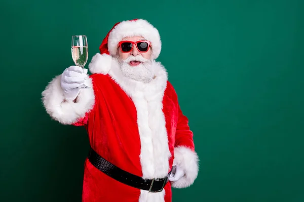 Ritratto della sua bella attraente bello allegro allegro Babbo Natale bere champagne avendo divertimento congratulazioni saluti brindisi festivo giorno copia spazio isolato su sfondo di colore verde — Foto Stock