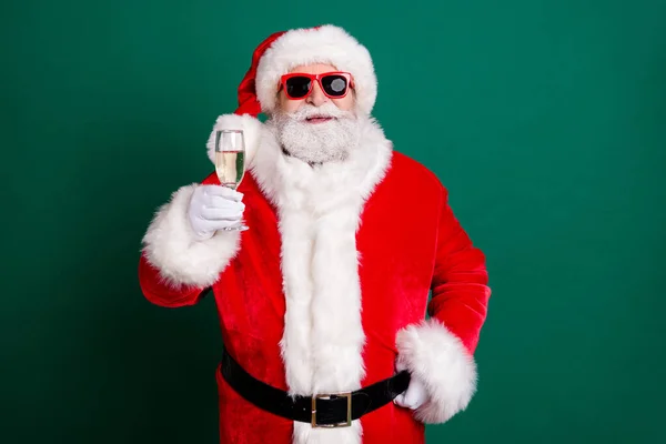 Retrato dele ele agradável atraente bonito alegre alegre Pai Natal beber champanhe se divertindo dizendo parabéns brinde dia festivo isolado sobre fundo de cor verde — Fotografia de Stock