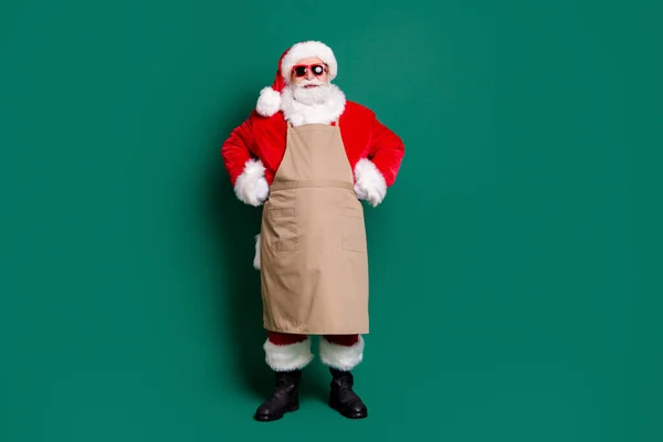 Plná délka tělo velikost pohled na jeho on pěkný atraktivní hezký veselý Santa otec ruce na boky cesmína veselé nošení zástěry kavárna barista izolované přes zelenou barvu pozadí — Stock fotografie