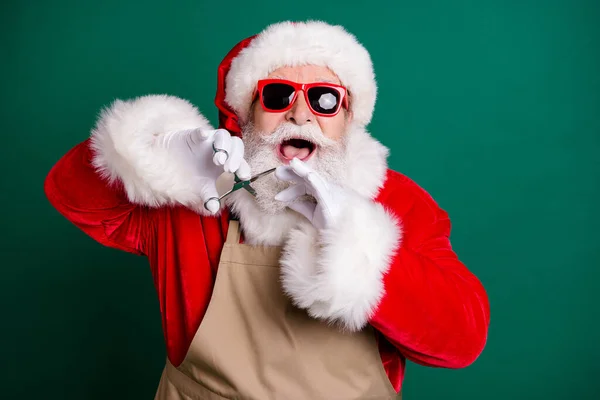 Close-up retrato de sua agradável atraente alegre alegre pai de Papai Noel corte barba penteado moderno se divertindo vestindo avental luvas fofas isoladas sobre fundo de cor verde — Fotografia de Stock