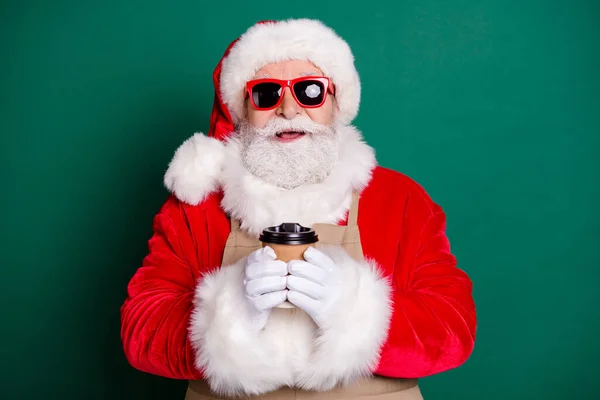 Närbild porträtt av hans han trevlig vacker skäggig glad glad glad glad fett Santa far arbetare bär förkläde dricka varm varm mjölk latte cappuccino äggtoddy kakao koffein isolerad grön färg bakgrund — Stockfoto