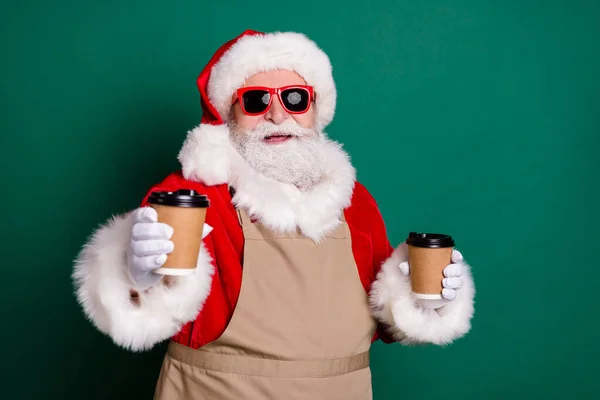 Retrato dele ele bonito barbudo alegre gordura Santa avô garçom trabalhador vestindo avental dando-lhe xícara de latte venda bebida share point shop tirar isolado cor verde fundo — Fotografia de Stock